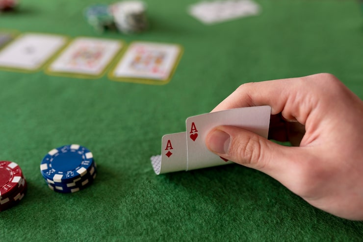 Krupier rozdaje karty blackjack