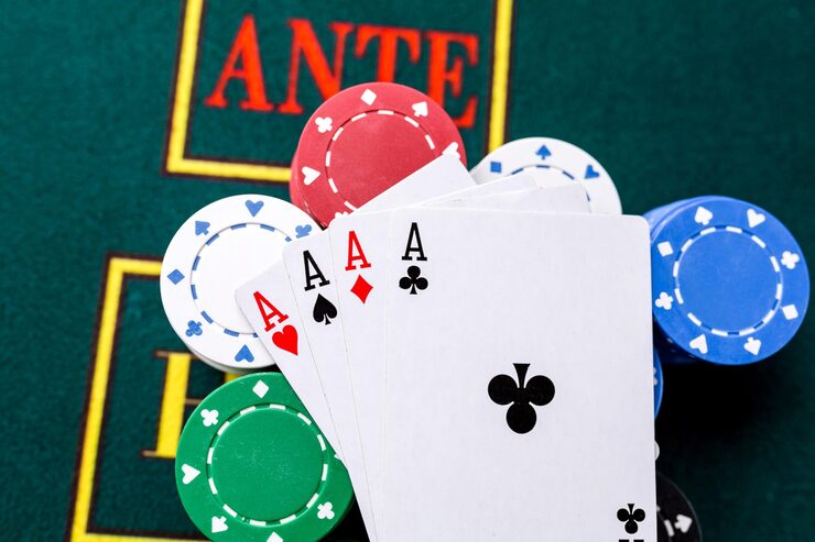 Krupier rozdaje karty blackjack